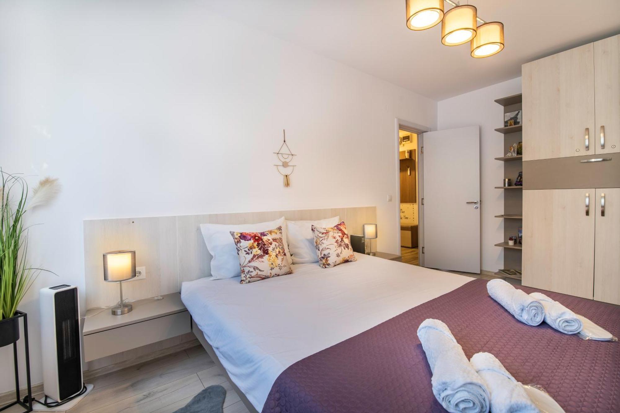 Springhome - Cozy Apartment With Balcony & Parking Braşov Extérieur photo