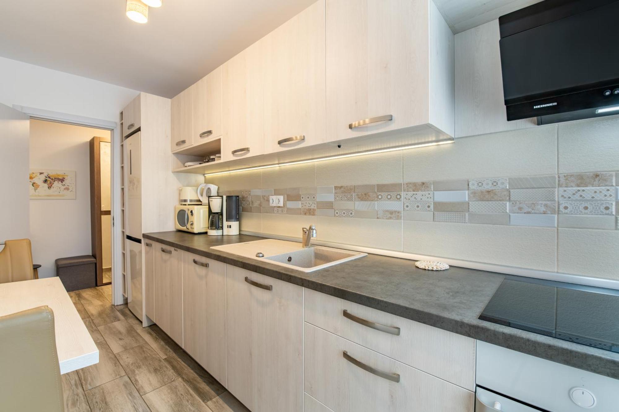 Springhome - Cozy Apartment With Balcony & Parking Braşov Extérieur photo