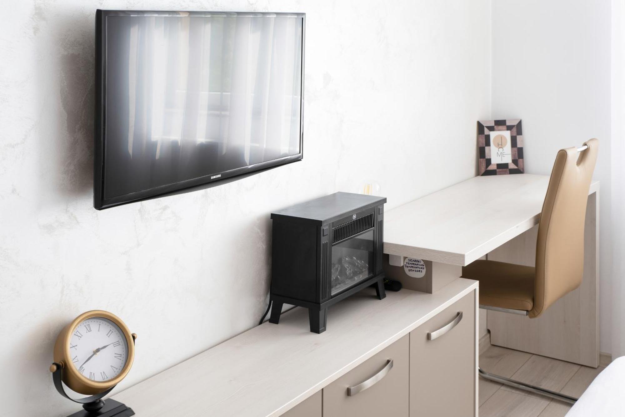 Springhome - Cozy Apartment With Balcony & Parking Braşov Extérieur photo