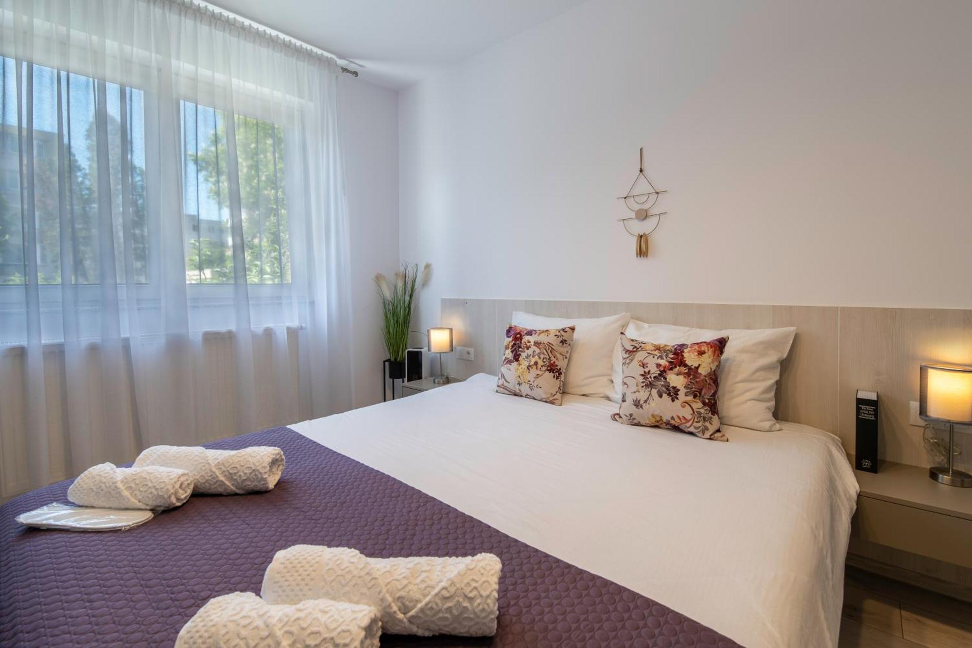 Springhome - Cozy Apartment With Balcony & Parking Braşov Extérieur photo